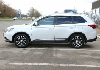 Подержанный автомобиль Mitsubishi Outlander 2015 года (8 фото)