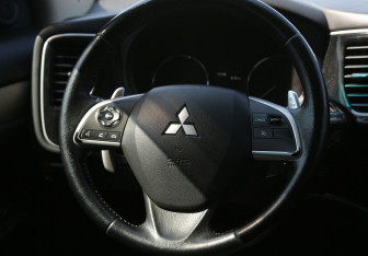 Подержанный автомобиль Mitsubishi Outlander 2013 года (17 фото)