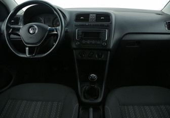 Подержанный автомобиль Volkswagen Polo Sedan 2016 года (12 фото)