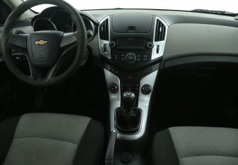 Подержанный автомобиль Chevrolet Cruze Sedan 2015 года (12 фото)