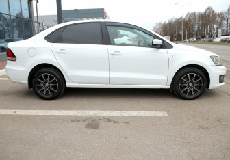 Подержанный автомобиль Volkswagen Polo Sedan 2017 года (7 фото)