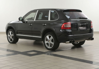 Подержанный автомобиль Porsche Cayenne 2004 года (2 фото)