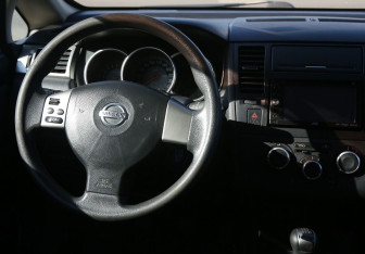 Подержанный автомобиль Nissan Tiida Hatchback 2007 года (14 фото)
