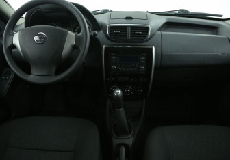Подержанный автомобиль Nissan Terrano 2014 года (12 фото)