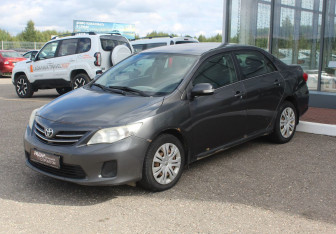 Подержанный автомобиль Toyota Corolla Sedan 2012 года (3 фото)