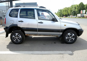 Подержанный автомобиль Chevrolet Niva 2004 года (7 фото)