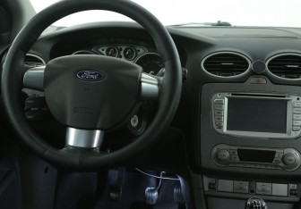 Подержанный автомобиль Ford Focus Sedan 2010 года (14 фото)