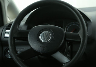 Подержанный автомобиль Volkswagen Touran 2005 года (16 фото)