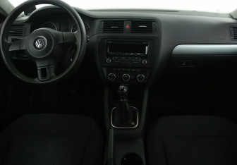 Подержанный автомобиль Volkswagen Jetta Sedan 2013 года (12 фото)