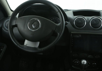 Подержанный автомобиль Renault Duster 2012 года (14 фото)
