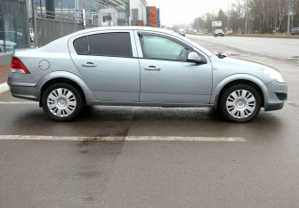 Подержанный автомобиль Opel Astra Sedan 2012 года (7 фото)
