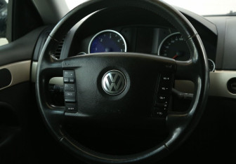 Подержанный автомобиль Volkswagen Touareg 2007 года (16 фото)