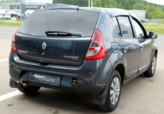 Подержанный автомобиль Renault Sandero 2010 года (6 фото)