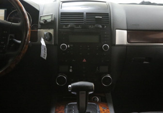 Подержанный автомобиль Volkswagen Touareg 2005 года (7 фото)