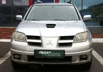 Подержанный автомобиль Mitsubishi Outlander 2004 года (2 фото)