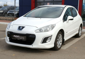Подержанный автомобиль Peugeot 308 Hatchback 2011 года (3 фото)