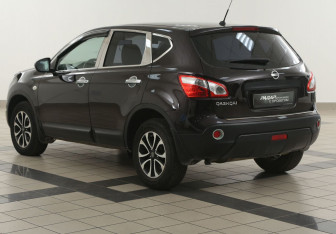 Подержанный автомобиль Nissan Qashqai 2012 года (2 фото)