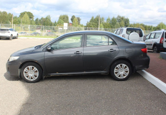 Подержанный автомобиль Toyota Corolla Sedan 2012 года (4 фото)