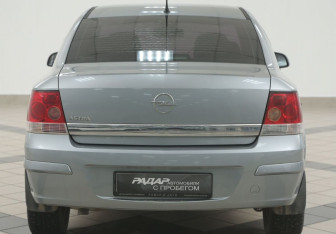 Подержанный автомобиль Opel Astra Sedan 2012 года (3 фото)