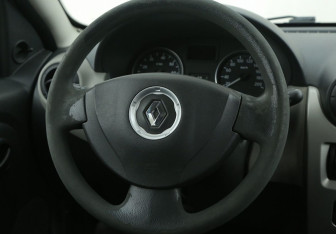 Подержанный автомобиль Renault Sandero 2010 года (16 фото)