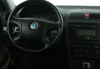 Подержанный автомобиль Skoda Octavia Liftback 2008 года (14 фото)