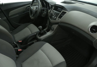 Подержанный автомобиль Chevrolet Cruze Sedan 2010 года (9 фото)