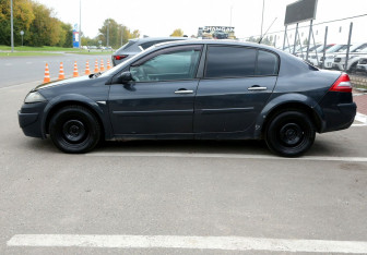 Подержанный автомобиль Renault Megane Sedan 2009 года (8 фото)