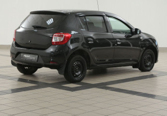 Подержанный автомобиль Renault Sandero 2015 года (4 фото)