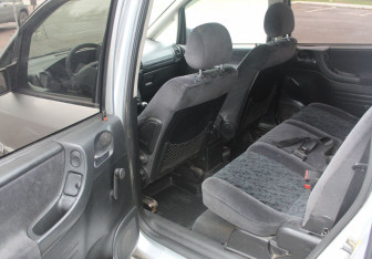 Подержанный автомобиль Opel Zafira Compactvan 2002 года (11 фото)