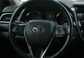 Подержанный автомобиль Toyota Camry Sedan 2018 года (16 фото)