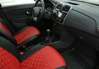 Подержанный автомобиль Renault Sandero 2018 года (9 фото)