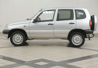 Подержанный автомобиль Chevrolet Niva 2004 года (7 фото)