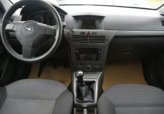 Подержанный автомобиль Opel Astra Hatchback 2005 года (12 фото)