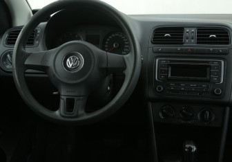 Подержанный автомобиль Volkswagen Polo Sedan 2013 года (14 фото)