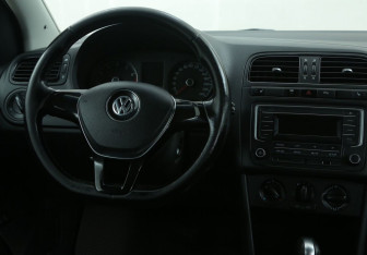 Подержанный автомобиль Volkswagen Polo Sedan 2017 года (14 фото)