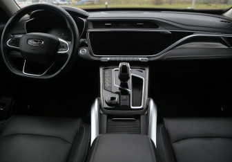 Подержанный автомобиль Geely Atlas Pro 2023 года (12 фото)