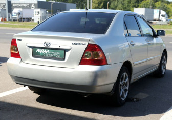Подержанный автомобиль Toyota Corolla Sedan 2004 года (6 фото)
