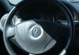 Подержанный автомобиль Renault Sandero 2012 года (16 фото)