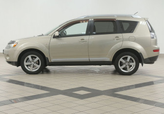 Подержанный автомобиль Mitsubishi Outlander 2008 года (7 фото)