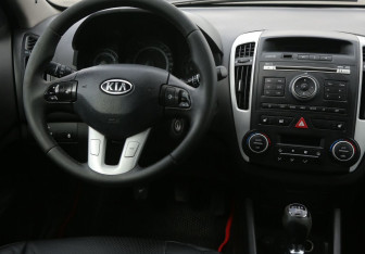 Подержанный автомобиль Kia Ceed Hatchback 2010 года (14 фото)