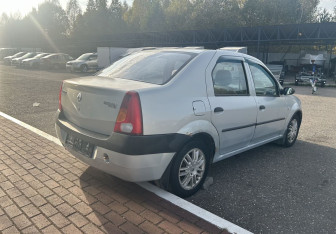 Подержанный автомобиль Renault Logan Sedan 2006 года (7 фото)