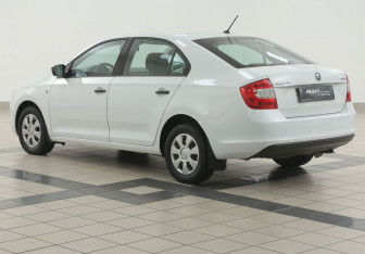 Подержанный автомобиль Skoda Rapid Liftback 2015 года (2 фото)