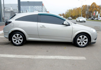Подержанный автомобиль Opel Astra Hatchback 2010 года (7 фото)
