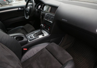 Подержанный автомобиль Audi Q7 2005 года (9 фото)