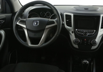 Подержанный автомобиль Changan CS35 2014 года (14 фото)