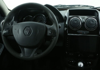 Подержанный автомобиль Renault Duster 2015 года (14 фото)