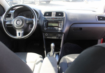 Подержанный автомобиль Volkswagen Polo Sedan 2012 года (13 фото)