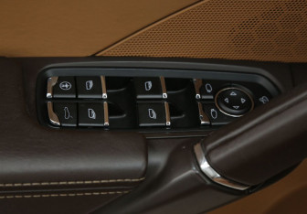 Подержанный автомобиль Porsche Cayenne 2011 года (19 фото)