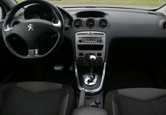 Подержанный автомобиль Peugeot 308 Hatchback 2011 года (12 фото)