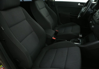 Подержанный автомобиль Volkswagen Golf Plus 2010 года (10 фото)